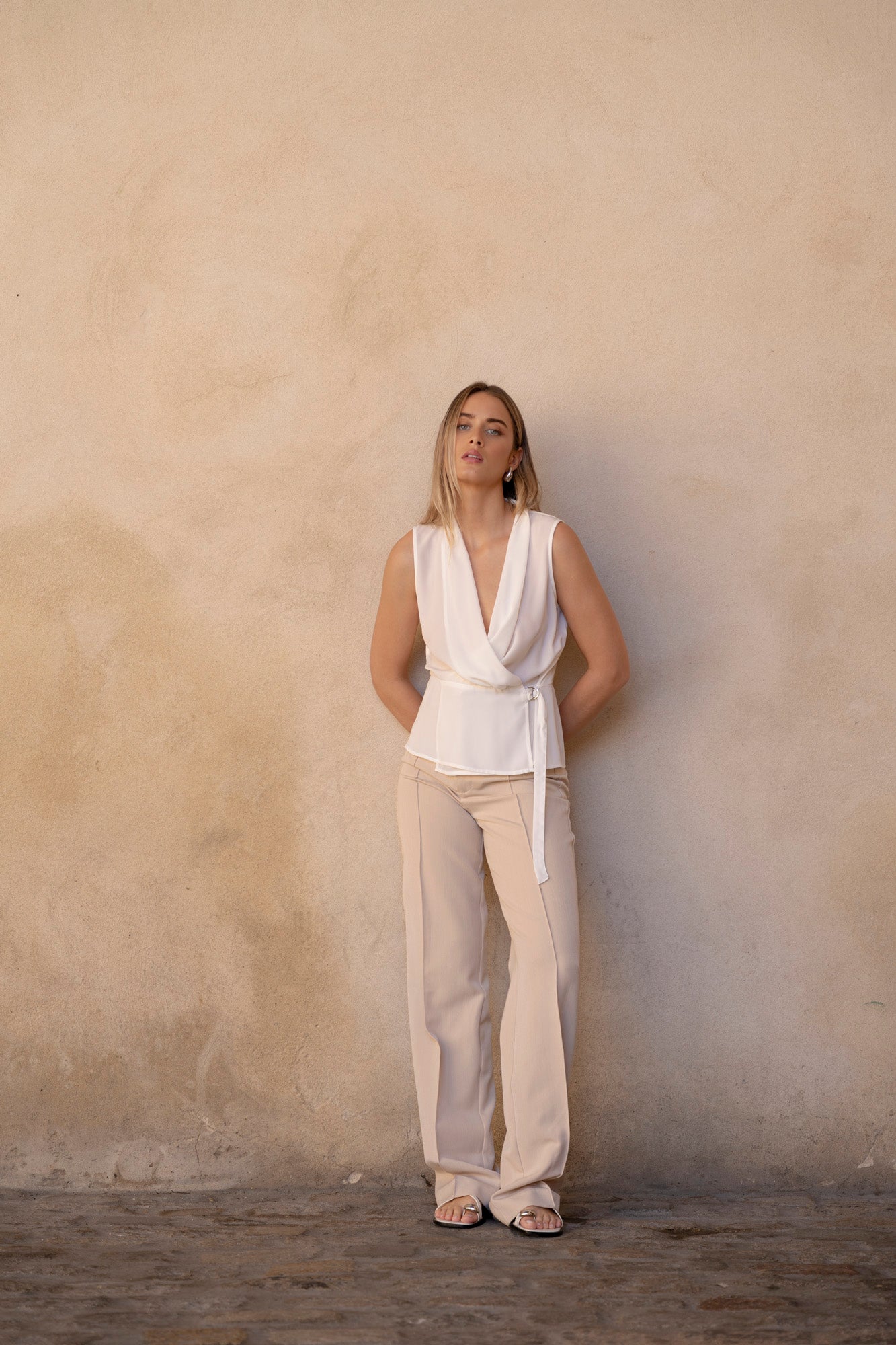 Blusa sin mangas con lazo Look sofisticado - Main Image