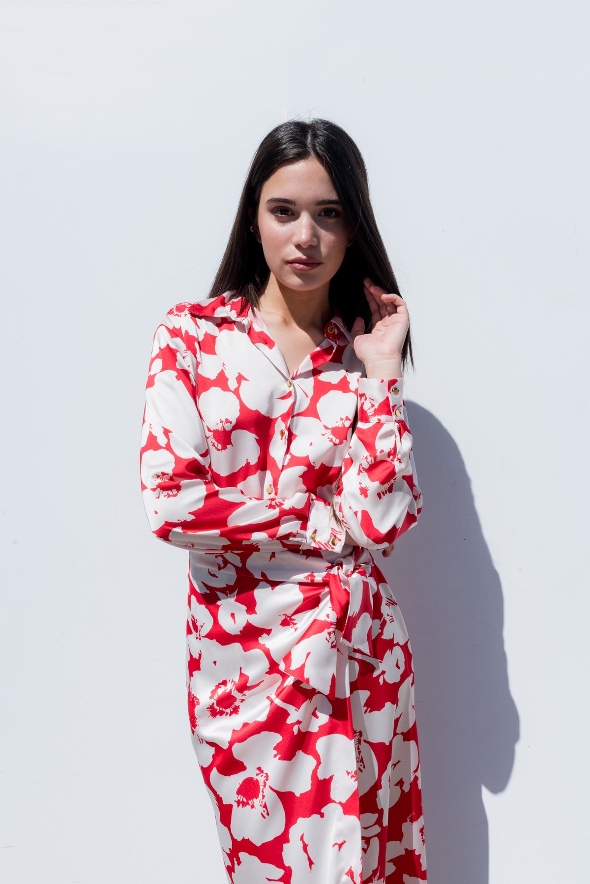 Camisa satinada de manga larga con estampado de flores rojas